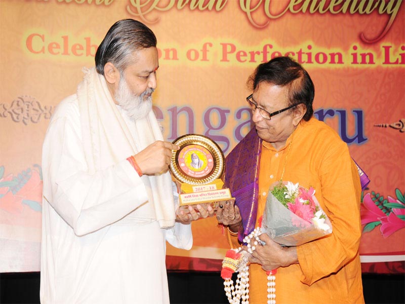 Girish Ji is honoring Shri BKS Verma