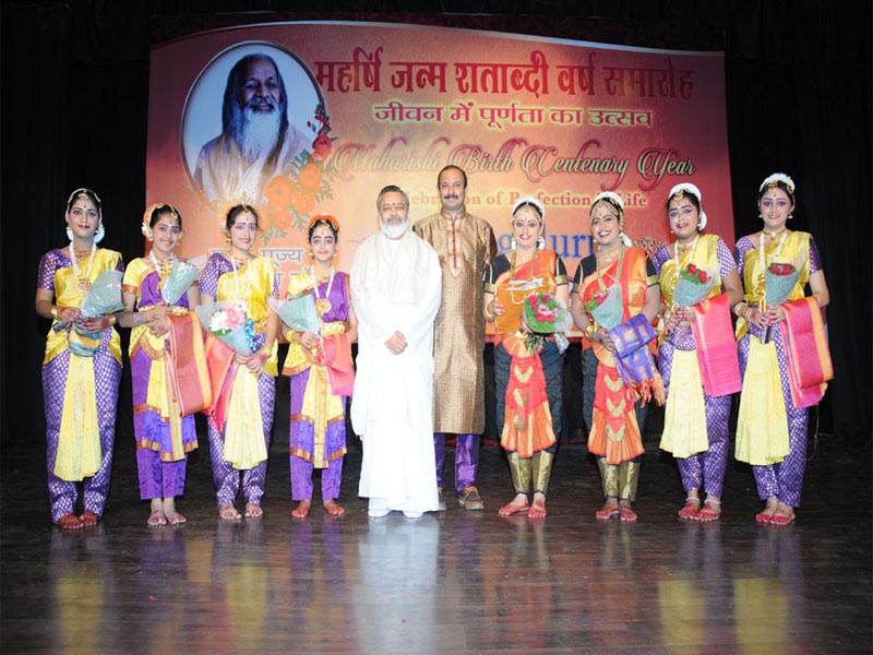 mvm presented beautiful dance on happiness in villages and having joy of having picture with dignitaries