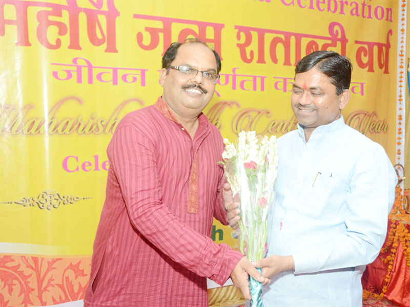 shri upendra rawat is being honoured by mvm Barabanki principal pradeep kumar shrivastava