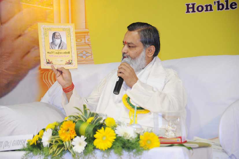 brahmachari girish ji is releasing maharishi mahesh yogi 100 year book