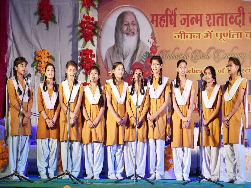 students of maharishi vidya mandir school damoh performed devotional song