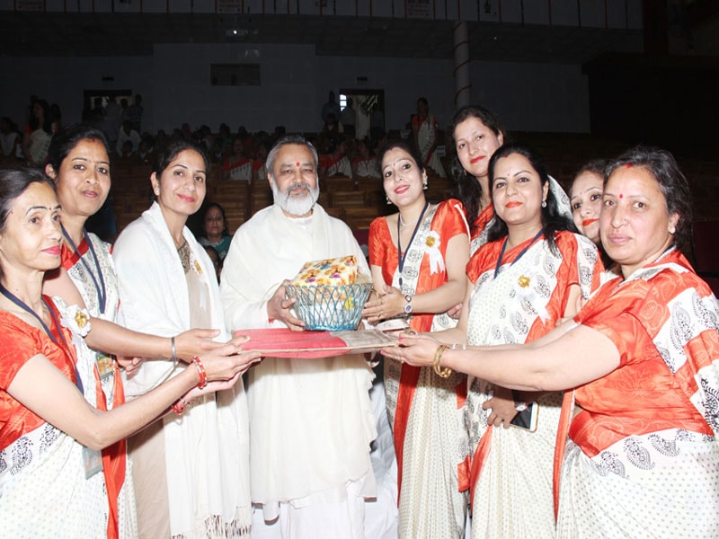 brahmachari girish ji is being welcomed by teachers of kangra maharishi vidya mandir school