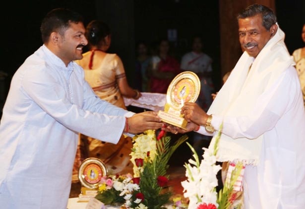 prof bhuvnesh sharma vice chancellor of maharishi mahesh yogi vedic vishwavidyalaya is receiving memento