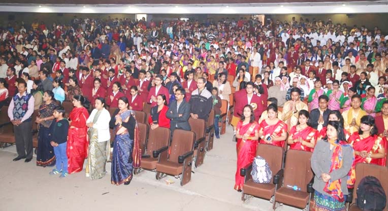 audience participating in shri guru parampara pujan 