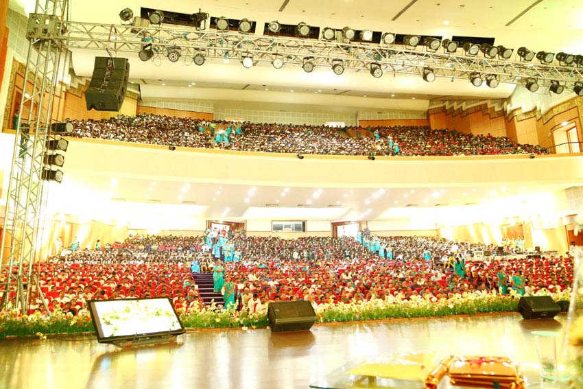 auditorium was over crowded with over 3000 individuals