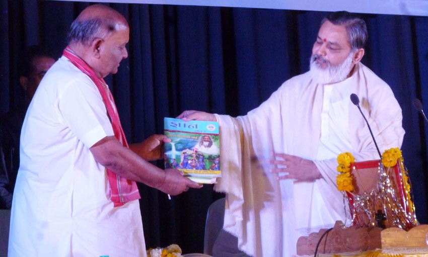 brahmachari girish ji presenting maharishi ji’s books to pujya dadda ji