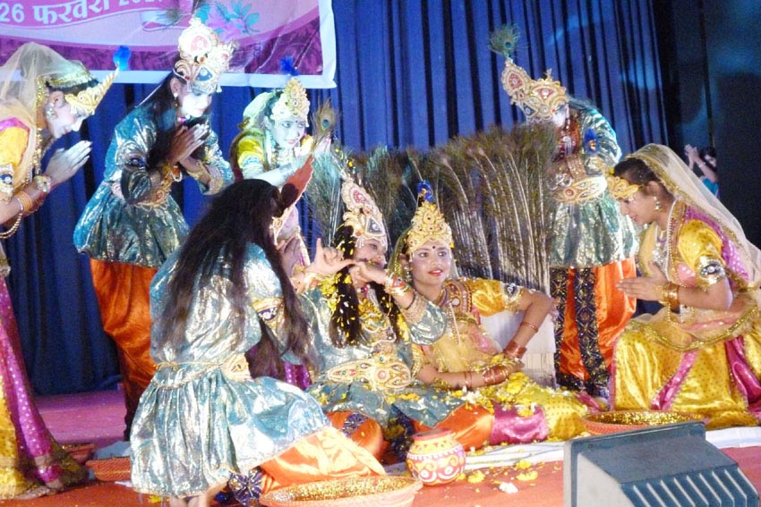  mvm jabalpur performing shri krishna dance
