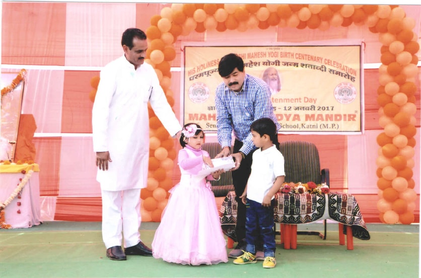 shri shashank shrivastav ca and honourable mayer of katni, chief guest has enjoyed musical performance of little kids and greeted them