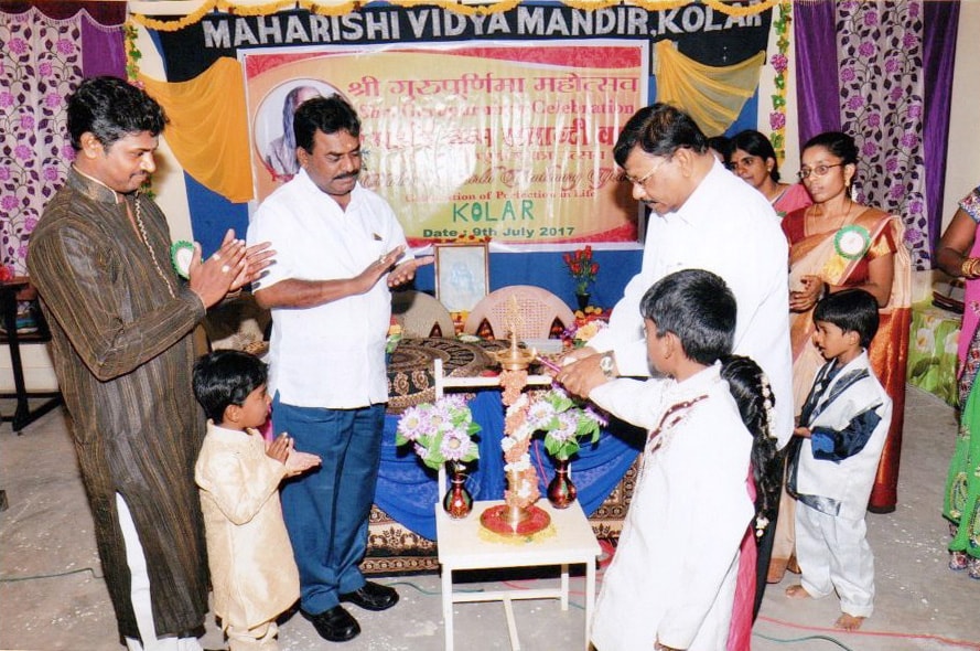present dignitaries with students of maharishi vidyaMandir kolar are lighting the lamp