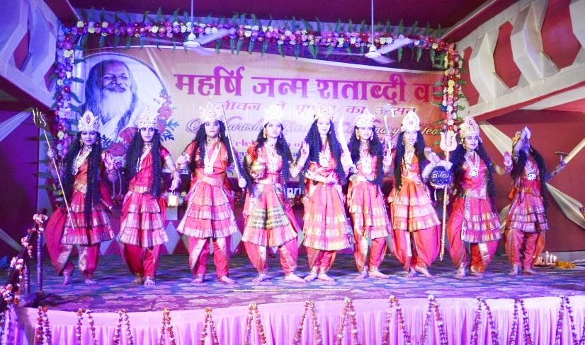 dance on nav devies theme was performed by students of maharishi vidya mandir school maihar