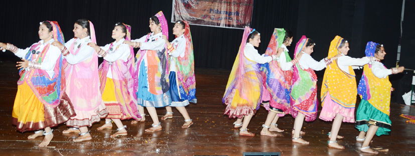 students of maharishi vidya mandir school pithoragarh have presented devotional dance