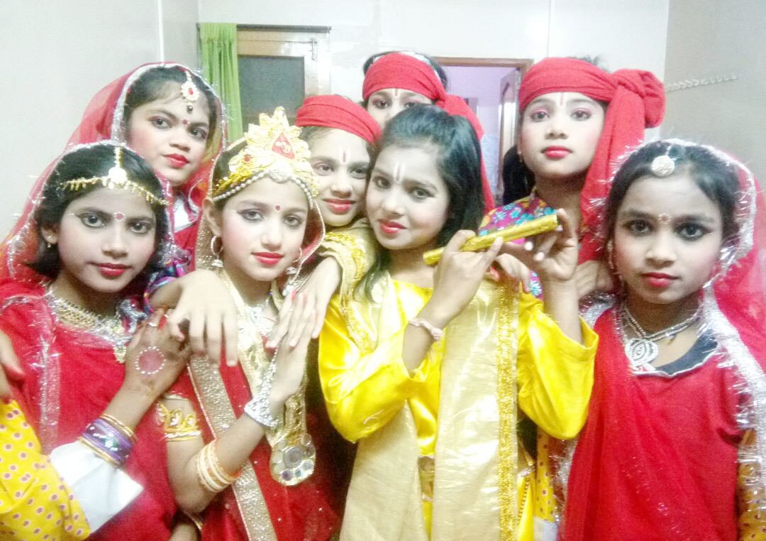students of maharishi vidya mandir satna have performed krishna lila during maharishi birth centenary celebration