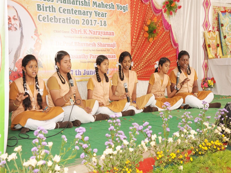 students of maharishi vidya mandir tiruvannamalai are singing devotional song