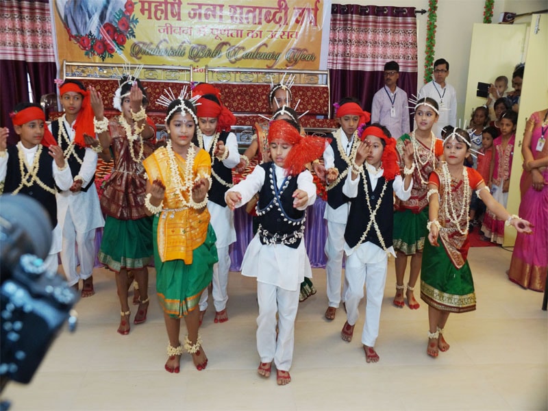 students of maharishi vidya mandir school tumsar have performed many devotional dance