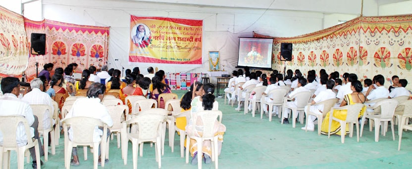 audience listening video message recorded by brahmachari girish ji