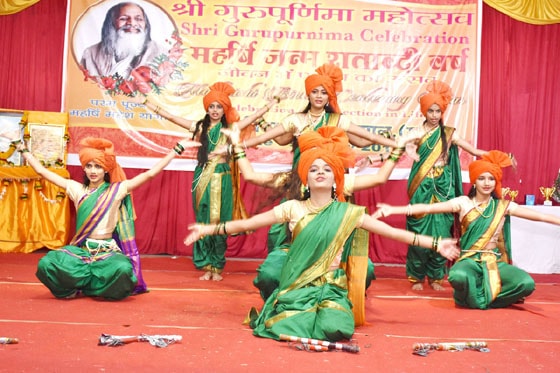 students of maharishi vidya mandir school have performed patriotic folk dance 