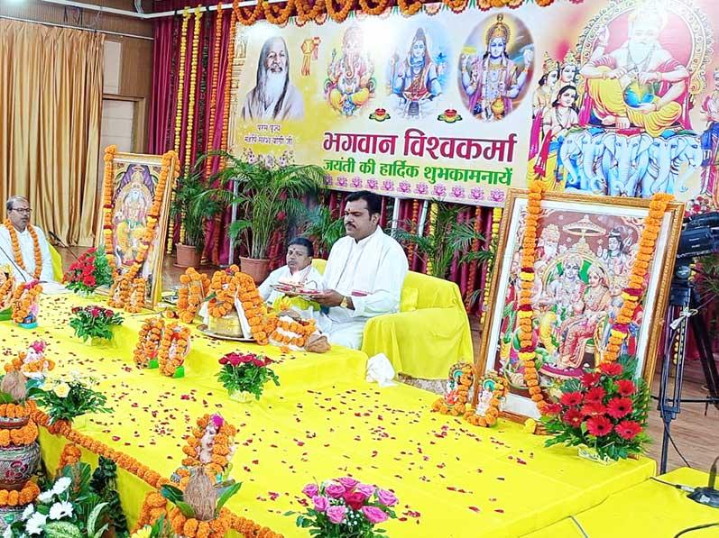 Under the guidance of Brahmachari Girish ji, pujan of Shri Vishwakarma ji has been performed with Vedic procedure by Vedic Pundits at Gurudev Brahmanand Saraswati Ashram, Bhopal.