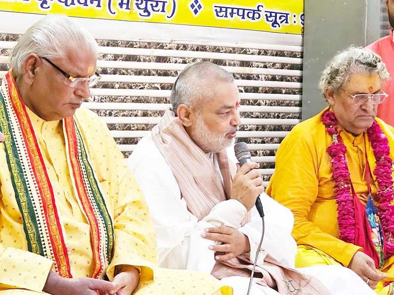 Brahmachari Girish Ji has met with senior and respected Bhagwatacharya, head of Shrimad Bhagwat Mandir Vrindavan Acharya Badrish Ji Maharaj.