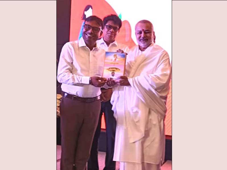 Brahmachari Girish Ji has presented his book Param Pujya Maharishi Mahesh Yogi Ji ki Daiviya Chhatrachhaya mein Brahmachari Girish to Dr. Abhishek Pandey, Chairperson of CWCIR, Delhi.