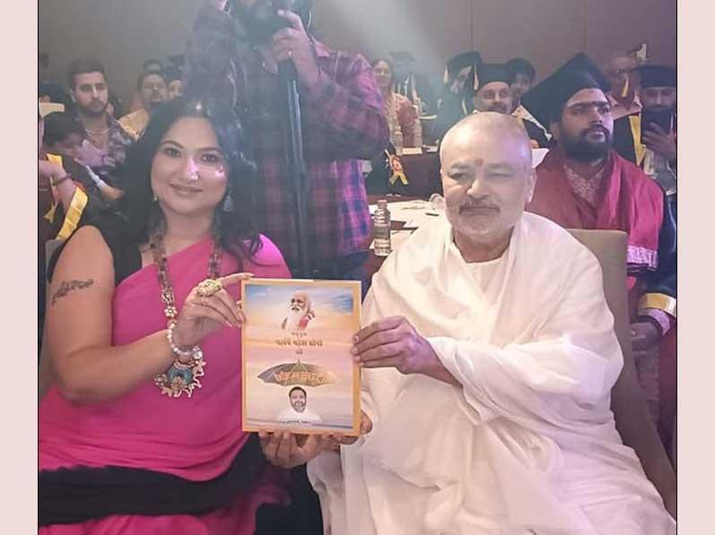Brahmachari Girish Ji has presented his book Param Pujya Maharishi Mahesh Yogi Ji ki Daiviya Chhatrachhaya mein Brahmachari Girish to Lt. Col. Himanshi Singh, Ex-Army Officer and reputed Motivational Speaker.