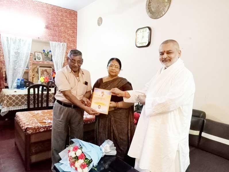 Brahmachari Girish Ji has presented his new book 
