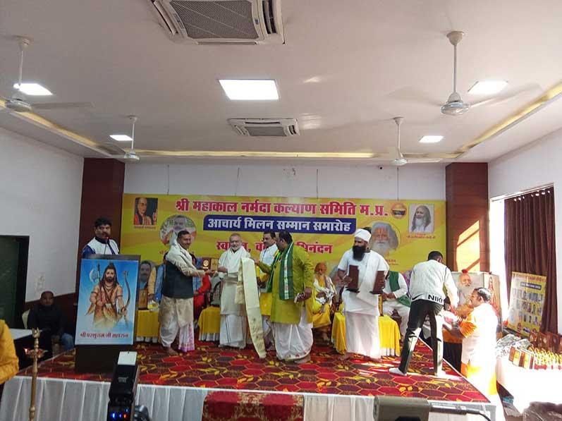 Brahmachari Girish Ji has presided over ''Acharya Samman Samaroh'' organised by ''Shri Mahakal Narmada Kalyan Samiti'' Madhya Pradesh at Bhojpur Club, Bhopal. Hundreds of Vedic Scholars, Vedic Astrologists, Vastu Experts and Experts of other Vedic disciplines have participated in the Celebration from all over India. Brahmachari Ji reminded all present about the strength of Vedic knowledge and technologies available to bring peace, prosperity, perfect health, enlightenment and invincibility to every individual on earth. Girish Ji was honoured by group of senior Vedic Scholars and he also honoured number of senior scholars with shawl, memento and participation certificate.