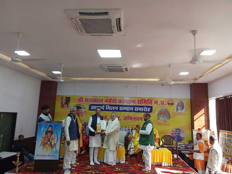 Brahmachari Girish Ji has presided over ''Acharya Samman Samaroh'' organised by ''Shri Mahakal Narmada Kalyan Samiti''  Madhya Pradesh at Bhojpur Club, Bhopal. Hundreds of Vedic Scholars, Vedic Astrologists, Vastu Experts and Experts of other Vedic disciplines have participated in the Celebration from all over India. Brahmachari Ji reminded all present about the strength of Vedic knowledge and technologies available to bring peace, prosperity, perfect health, enlightenment and invincibility to every individual on earth. Girish Ji was honoured by group of senior Vedic Scholars and he also honoured number of senior scholars with shawl, memento and participation certificate.