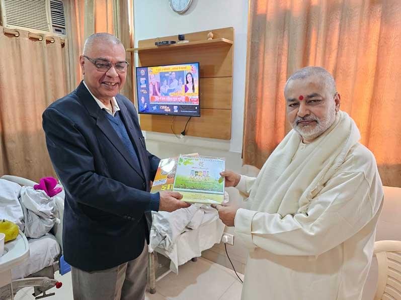 Brahmachari Girish Ji has presented annual magazine of Maharishi Group of Educational Institutions ''Gyan 2024'' and table calendar to Dr. Manoj Sharma ji, highly reputed Orthopedic Surgeon of Delhi and NCR.