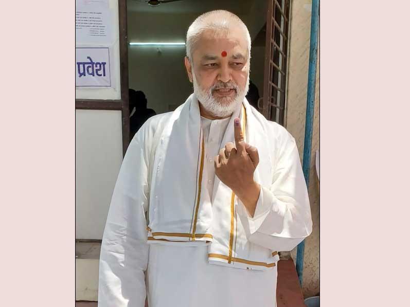 Brahmachari Girish ji participated in the festival of democracy along with the members of Maharishi Ashram and casted his valuable vote to elect the Member of Parliament from Bhopal.