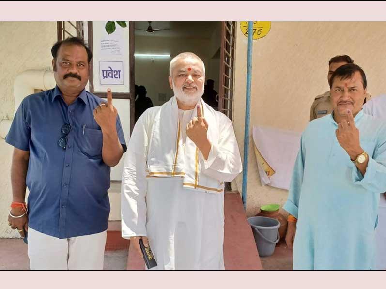 Brahmachari Girish ji participated in the festival of democracy along with the members of Maharishi Ashram and casted his valuable vote to elect the Member of Parliament from Bhopal.