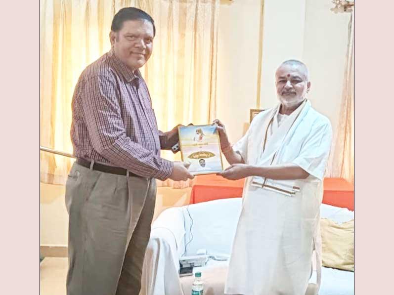 Brahmachari Girish Ji has presented his book Param Pujya Maharishi Mahesh Yogi Ki Daiviya Chhatrachhaya mein Brahmachari Girish to Dr. S. P. Dubey, highly reputed ENT Surgeon of India. 