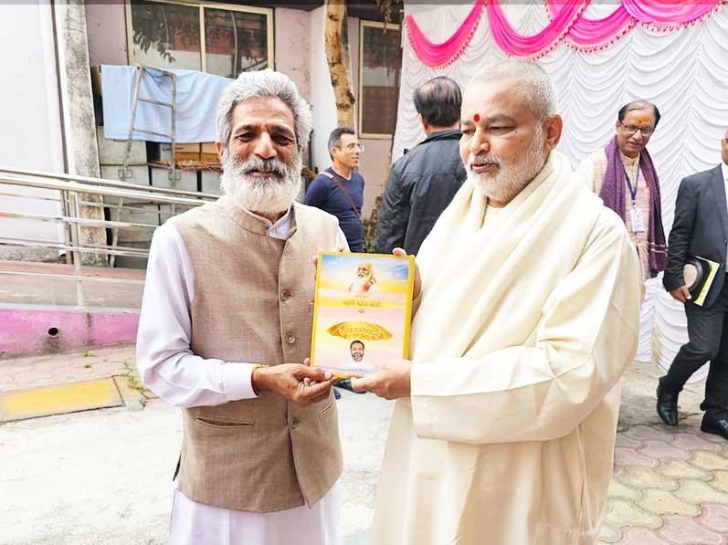 Brahmachari Girish ji has presented his book ''Param Pujya Maharishi Mahesh Yogi ki Deviya Chhatra Chhaya me Brahmachari Girish'' to Shri Shri Pradeep Sharma ji, a well known media expert who has helped setting up of Maharishi Channel-Maharishi Veda Vision in mid 90s.