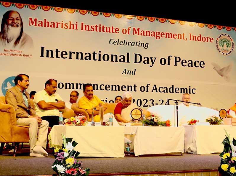 International Day of Peace and the commencement of the academic session of Maharishi Institute of Management, Indore. Padmashree Dr. Janak Palta Magligan was the chief guest of the programme and international poet Professor Rajeev Sharma and Dr. Rajeev Dixit DCDC, Devi Ahilya University were the special guests.