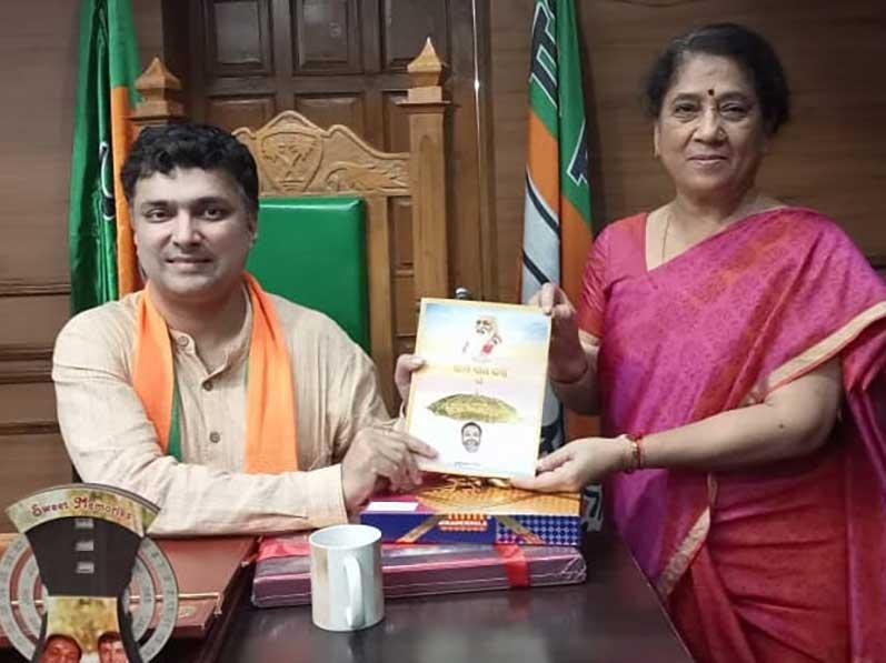 Mrs. Pooja Chandola, principal of MVM Naini has presented Brahmachari Girish Ji's book ''Param Pujya Maharishi Mahesh Yogi Ji Ki Daiviya Chhatra Chhaya me Brahmachari Girish'' to Shri Harsh Vardhan Bajpayi Ji, Member of Legislative Assembly from Prayagraj.