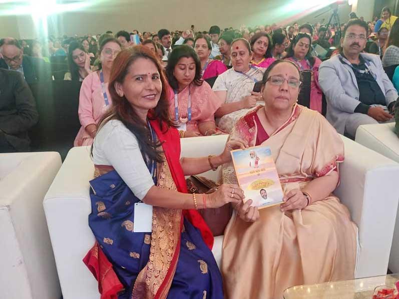 Smt. Shruti Ohale, Principal of MVM Bhandara has presented Brahmachari Girish Ji's book ''Maharishi ji ki Daiviya Chhatrachhaya mein Brahmachari Girish'' to CBSE Chairperson IAS Nidhi Chhibbar at Mumbai.