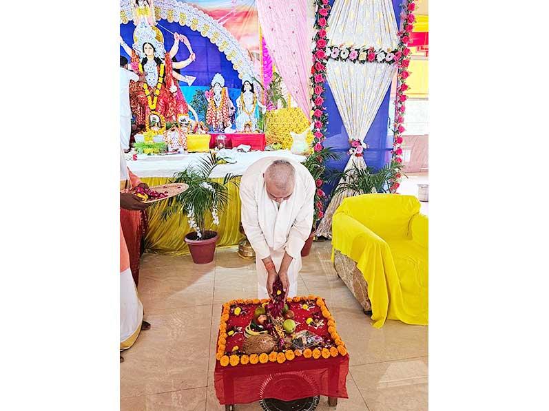 Brahmachari Girish Ji has performed Kanya puja and Kumari puja on Shri Durga Navami, followed by Kanya Bhoj.