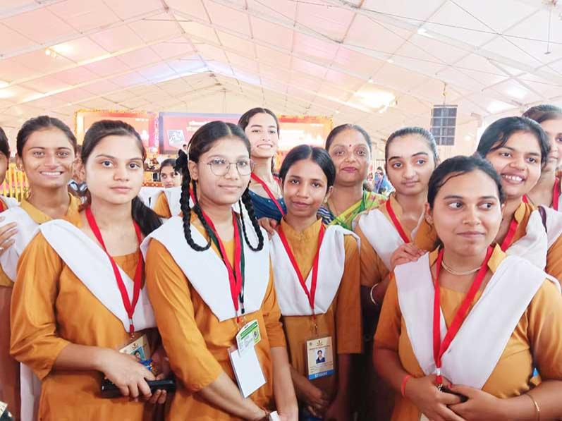 MVM Ayodhya Nagar Bhopal: Each of 15 students of Maharishi Vidya Mandir Ayodhya Nagar Bhopal received Rs. 25,000 cash award for laptop/ computer from honourable Chief Minister of Madhya Pradesh.