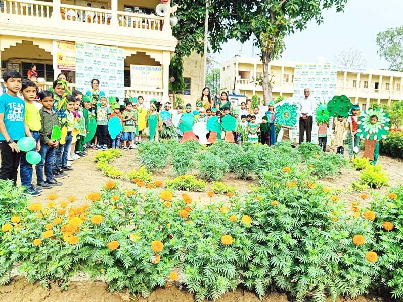 MVM Bareilly : Students of Maharishi Vidya Mandir Bareilly organized Green Day . All children arrived in green dress in Green day at MVM Bareilly.