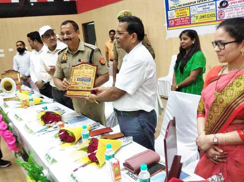 Principal MVM Fatehpur being honored by Superintendent of Police.