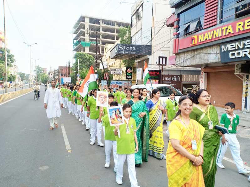 MVM Jabalpur: 77th Independence Day Celebration was organized at Maharishi Vidya Mandir Napier Town Jabalpur. Prabhat-Feri (early morning rounds) was conducted by students and teachers to celebrate the Independence Day.