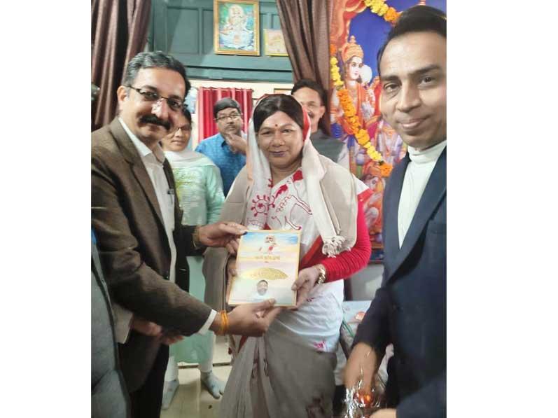 Shri Upendra Shukla, Principal Maharishi Vidya Mandir Mandla met Cabinet Minister Madhya Pradesh Government, Smt. Sampatia Uikey Ji and presented her the book ''Param Pujya Maharishi Mahesh Yogi ki Daiviya Chhatrachhaya mein Brahmachari Girish''.