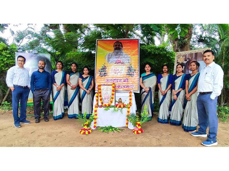 MVM Pratappur: Birthday of Honourable Chairman Brahmachari Grishi Ji ( Maharishi Vidya Mandir School Group) was celebrated by students and teachers of Maharishi Vidya Mandir Pratappur with great enthusiasm.