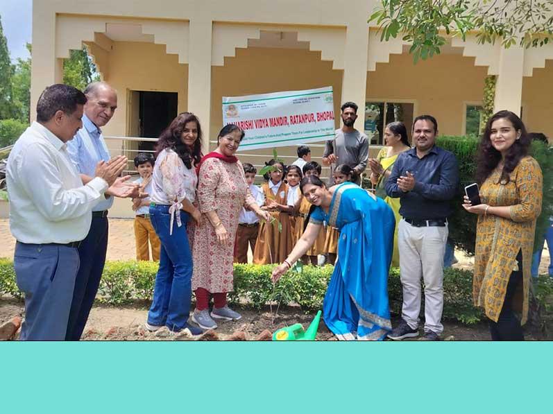 MVM Ratanpur: Mr S.Pal Managing director Vardhman textiles & industries, his wife along with his managing team and school principal of Maharishi Vidya Mandir Ratanpur did plantation and donation of fruits flowers oxygen giving plants at Maharishi Vidya Mandir Ratanpur.