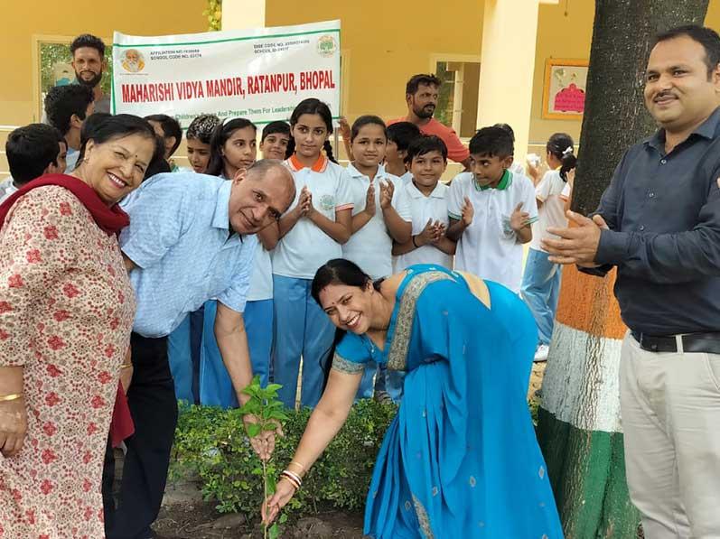 MVM Ratanpur: Mr S.Pal Managing director Vardhman textiles & industries, his wife along with his managing team and school principal of Maharishi Vidya Mandir Ratanpur did plantation and donation of fruits flowers oxygen giving plants at Maharishi Vidya Mandir Ratanpur.