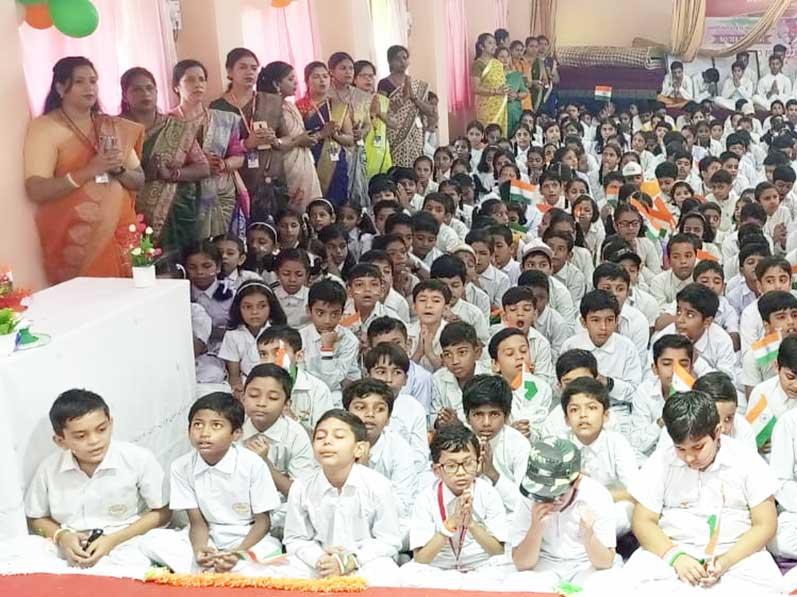 MVM Shahdol: Nursery, LKG and UKG students have participated in a rally and various activities organized at Maharishi Vidya Mandir Shahdol on the eve of 77th Independence day.