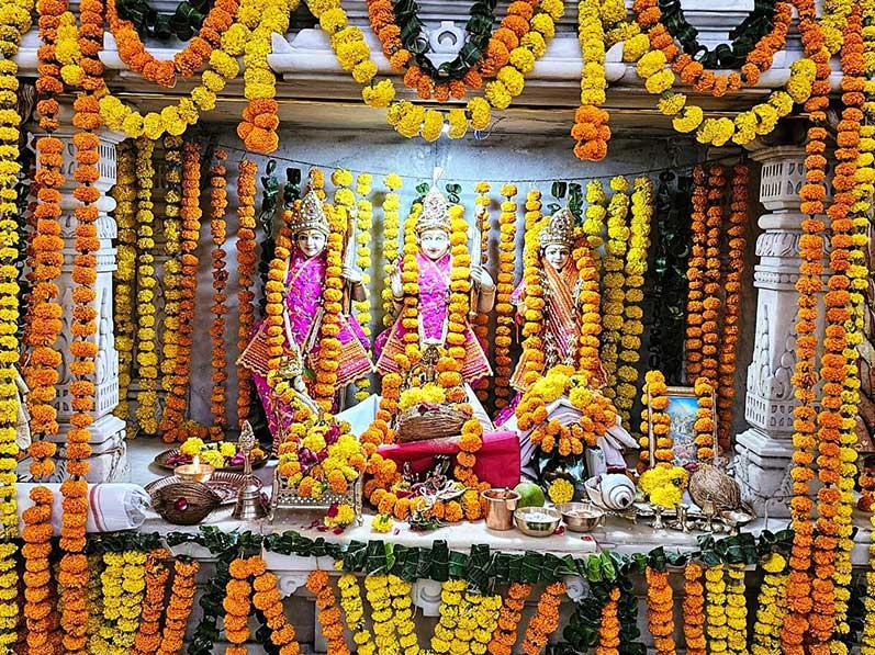 On the auspicious occasion of Vijayadashami, a grand puja was held at Shri Ramdarbar Temple, Maharishi Ved Vigyan Vidyapeeth Complex, Bhopal.