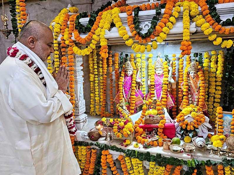On the auspicious occasion of Vijayadashami, a grand puja was held at Shri Ramdarbar Temple, Maharishi Ved Vigyan Vidyapeeth Complex, Bhopal.